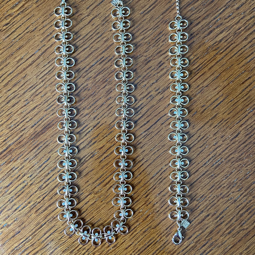 Gorgeous 2 pc set Gold Tone Necklace & Bracelet